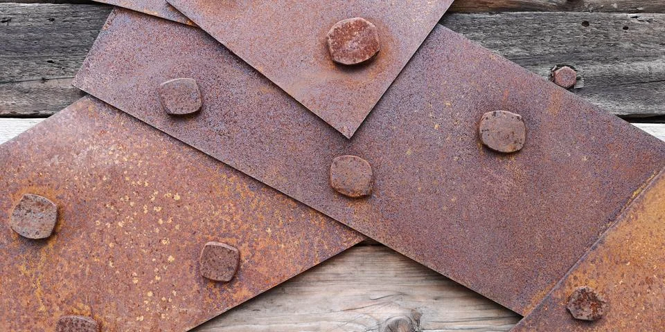 Closeup texture of rusty iron sheets bolted to aged wooden planks.Wallpaper Stock Photos