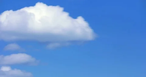 Closeup time-lapse of white fluffy clouds moving fast across a blue sky. Cloudin 库存影片 83875843