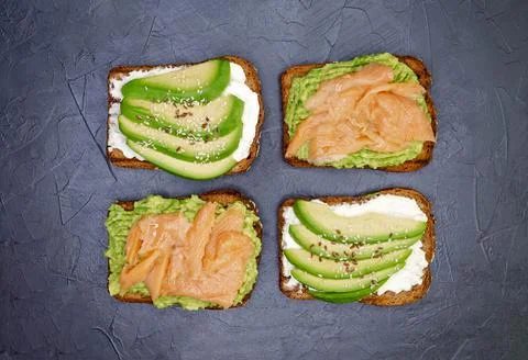 Closeup of toast with dark rye bread, guacamole, smoked salmon Foto stock