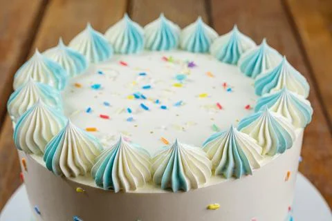 Closeup of the top of the circular vanilla cake with butter cream frosting in Stock Photos
