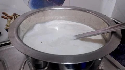 A closeup top shot of preparing creamy semiya or vermicelli or seviyan swee.. 스톡 동영상 314640912