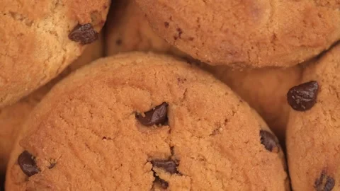 Closeup. top view of the rotation of shortbread cookies with pieces of chocolate Video stock 240107566