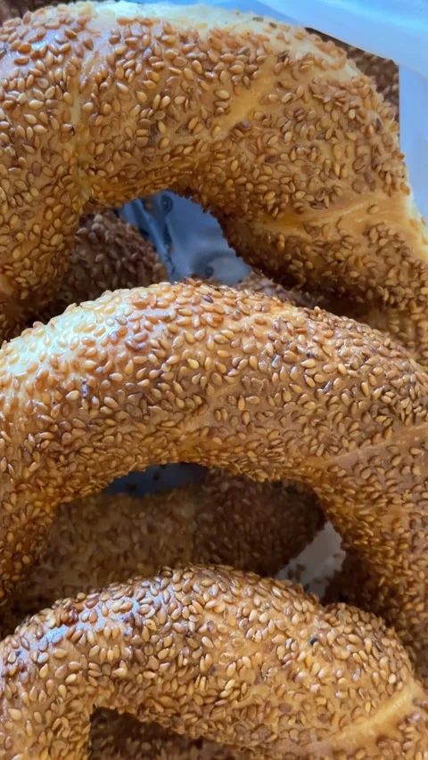 Closeup of Turkish simit with sesame seeds, ideal as a food background or f.. 스톡 동영상 331147351