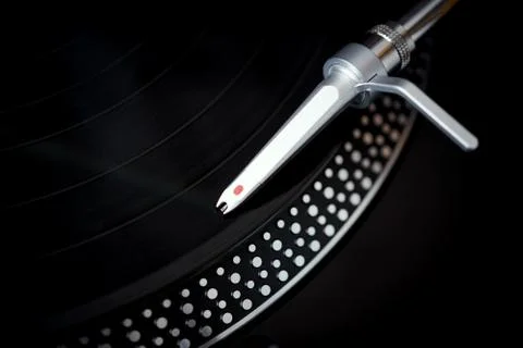 Closeup of turntable needle on background with black LP record Foto stock