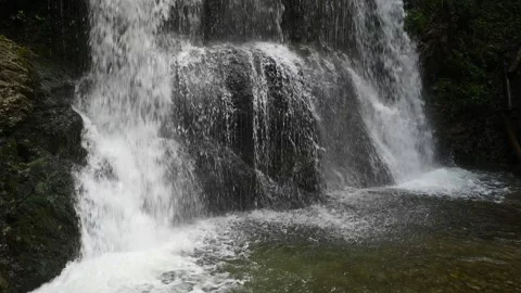 Closeup twofold waterfall in a summer forest in the evening in slow motion Video stock 260934549