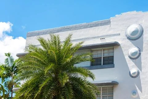 Closeup of typical colorful Art Deco architecture with tropical palm tree on Foto stock