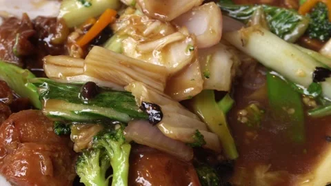 Closeup of a typical peruvian chinese chifa chicken and vegetables meal at Vidéo 167293420