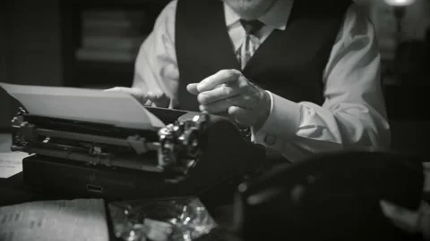 Closeup typing on vintage typewriter Vidéo 165352221