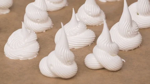 Closeup UHD shot of the white mini meringue swirls Stockbeeldmateriaal 100532901