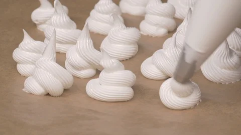 Closeup UHD shot of the white mini meringue swirls Видео 100532918