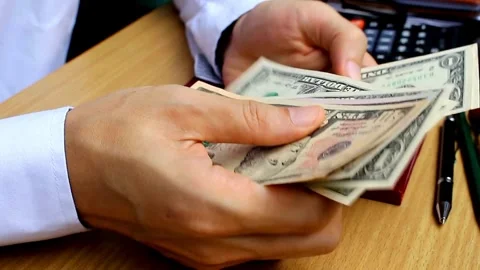Closeup of unrecognizable Businessman hands counting expenses banknotes of Vídeo Stock 336261203