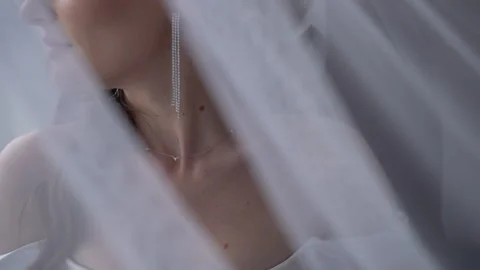 Closeup of a veiled womans head, showcasing her eyes and forehead Vidéo 267868217