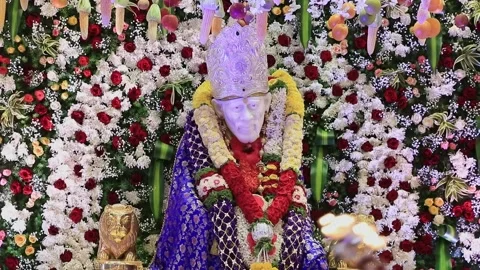 Closeup video of the Sai Ram or Sai Baba idol being worshipped with arti Vídeo Stock 234523317