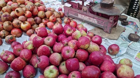 Closeup view of apples and pomegranates displayed in large quantity at mark.. Vídeos de archivo 337038351