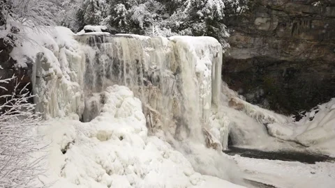 Closeup view of Blackwater Falls in state park in Davis, West Virginia panning Stock Footage 148543810