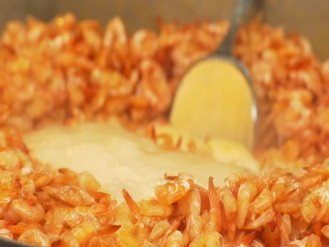 Closeup view of boiling fresh shrimps at the street market Video stock 83349999
