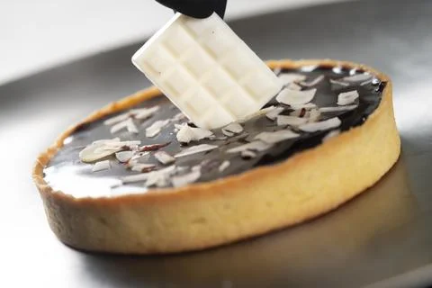 Closeup view of the chef decorating the cake Foto stock