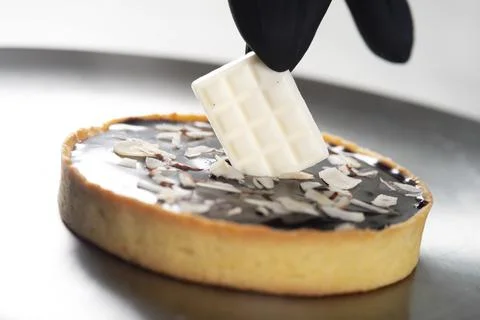 Closeup view of the chef decorating the cake Foto stock