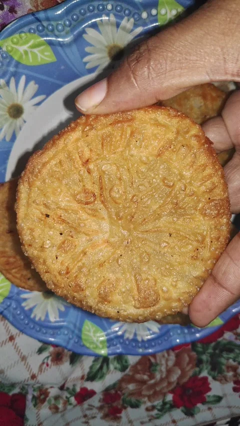 Closeup view of crispy fried traditional snack served on plate with texture Stockbeeldmateriaal 339080992