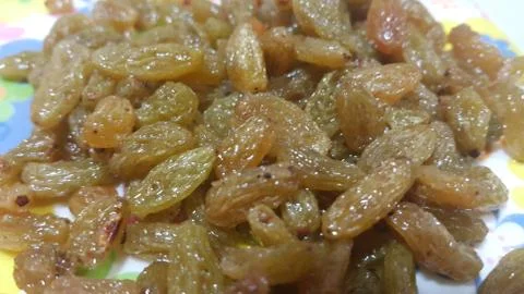 Closeup view of dried or dehydrated fresh green raisins Foto stock