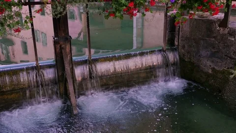 Closeup view of drop gate on Thiou river, Annecy old town, France 스톡 동영상 73144850