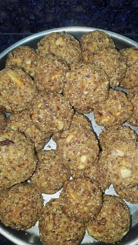 Closeup view of dry fruit laddus showing rich texture and traditional sweet.. Stockbeeldmateriaal 339080640