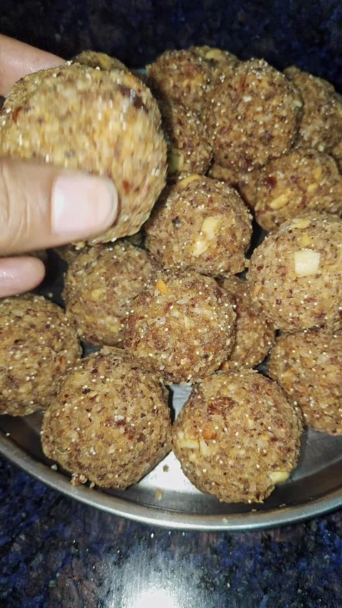 Closeup view of dry fruit laddus showing rich texture and traditional sweet.. Vídeos de archivo 339080774
