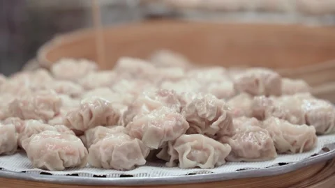 Closeup view of the dumplings steaming on the bamboo steamer. 動画素材 300351877