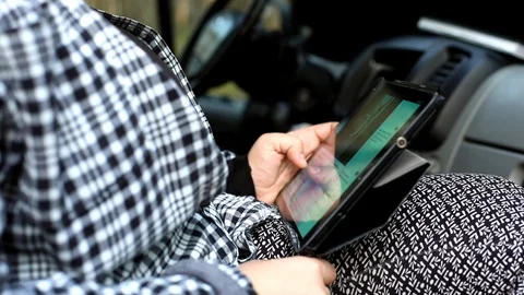 Closeup view of female hands using modern tablet sitting in car. Comfortable Stockbeeldmateriaal 119281052