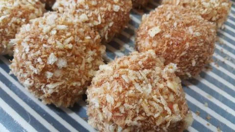 Closeup view of fried pizza bombs or pizza balls are altered form of pizza. Foto stock