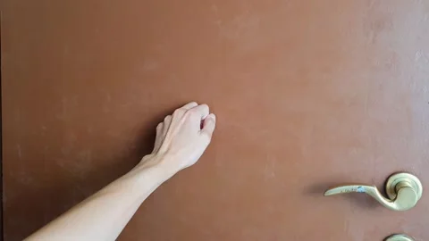 Closeup view of left hand man knocking using index finger on the brown wood.. 스톡 동영상 283061569