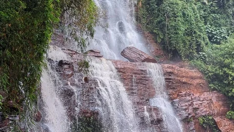 Closeup view of magnificent jhari waterfall cascading down lush green jungl.. Stock-Footage 346817242