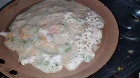 Closeup view of making dosa on hot pan showing cooking process and texture Vídeos de archivo 337038082