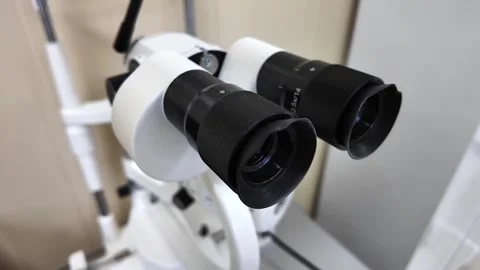 A CloseUp View of Microscope Eyepieces Set in a Detailed Laboratory Environment Vidéo 303373842
