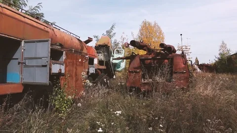 Closeup view of old rusty abandoned car with peeling. 스톡 동영상 117614026