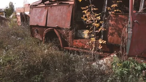 Closeup view of old rusty abandoned car with peeling paint. 스톡 동영상 117614389