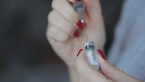 Closeup view of picking up medication into a syringe 動画素材 122223485