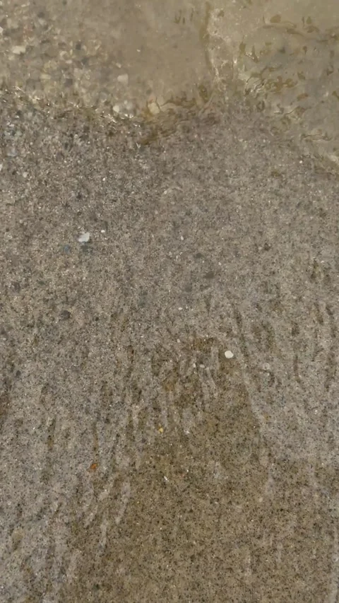 Closeup view of rainwater rippling over textured concrete surface with subt.. Vidéo 338414341