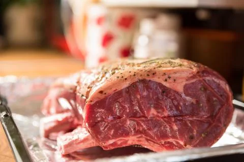 Closeup view raw beef cross rib chunk on oven tray with foil Foto stock
