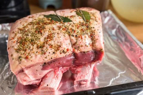 Closeup view raw beef cross rib chunk on oven tray with foil Foto stock