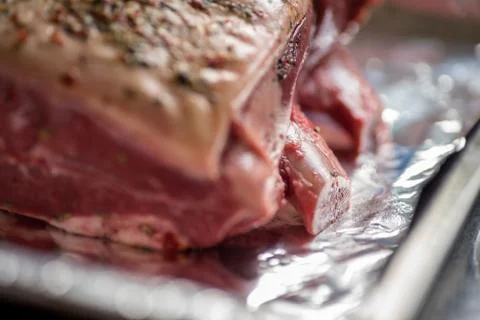 Closeup view raw beef cross rib chunk on oven tray with foil Foto stock