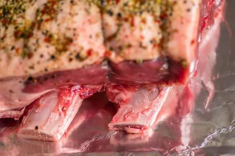 Closeup view raw beef cross rib chunk on oven tray with foil Fotos de archivo