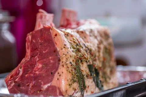 Closeup view raw beef cross rib chunk on oven tray with foil Foto stock