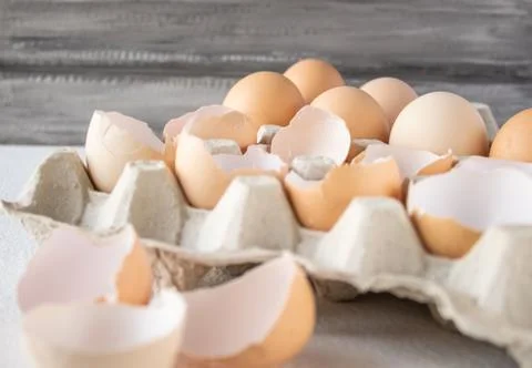Closeup view of raw chicken eggs in an egg box Foto stock