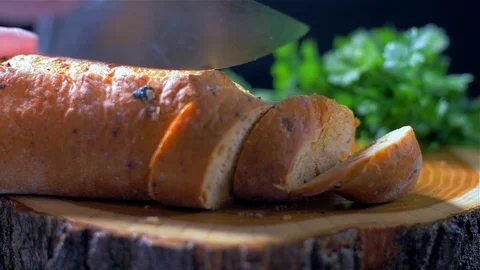 Closeup view of slicing bread on wooden cutting board. Vídeos de archivo 108847924