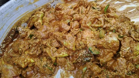 Closeup view of south Indian chicken kabab fry showing spicy masala and textu Vidéo 337038732