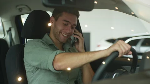 Closeup view through windshield of happy smiling customer male talking on Vídeos de archivo 246602484