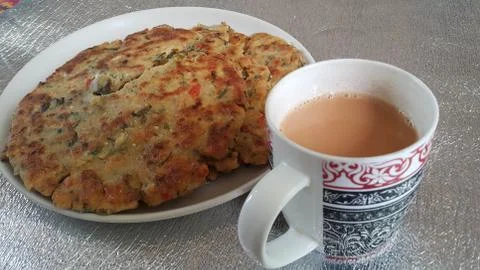 Closeup view of of traditional bread called Jawar roti or bhakri with tea cup Foto stock
