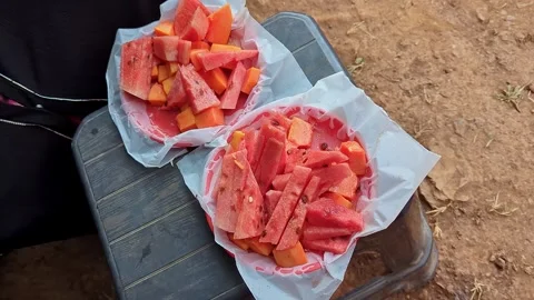 Closeup view of watermelon slices served on plate at roadside shop during s.. Vídeos de archivo 335880480