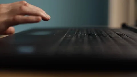 Closeup view of woman hand using laptop touchpad and keyboard while working Vidéo 94772636